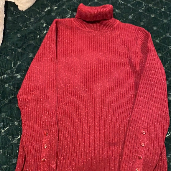 Women’s Context burgundy ribbed turtleneck w buttons on sleeve. No size tag - Picture 1 of 8